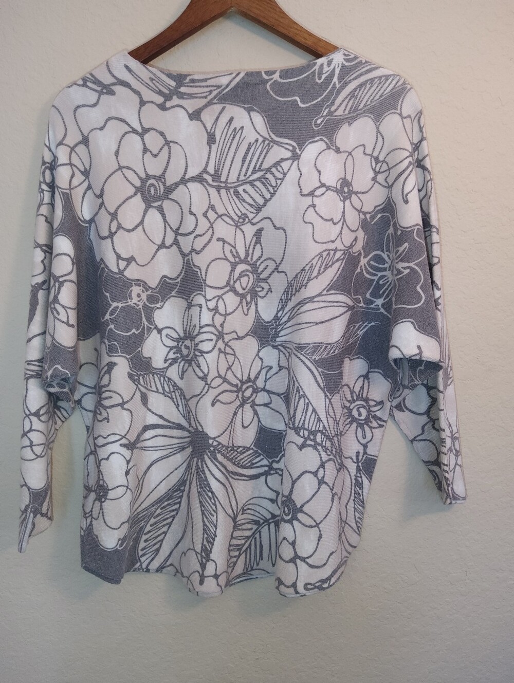 Sioni Sweater Womens XL Grey White Floral Rhinestone Studded Cozy Soft Knit - Picture 4 of 9